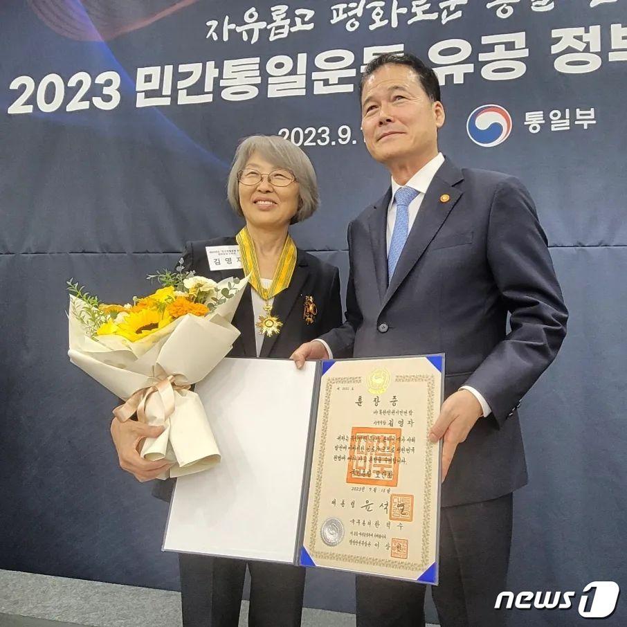 본문 이미지 - 김영자  북한인권시민연합(NKHR) 사무국장(왼쪽)이 김영호 통일부 장관에게 국민훈장 모란장 훈장증을 받았다. (NKHR 페이스북 갈무리) 