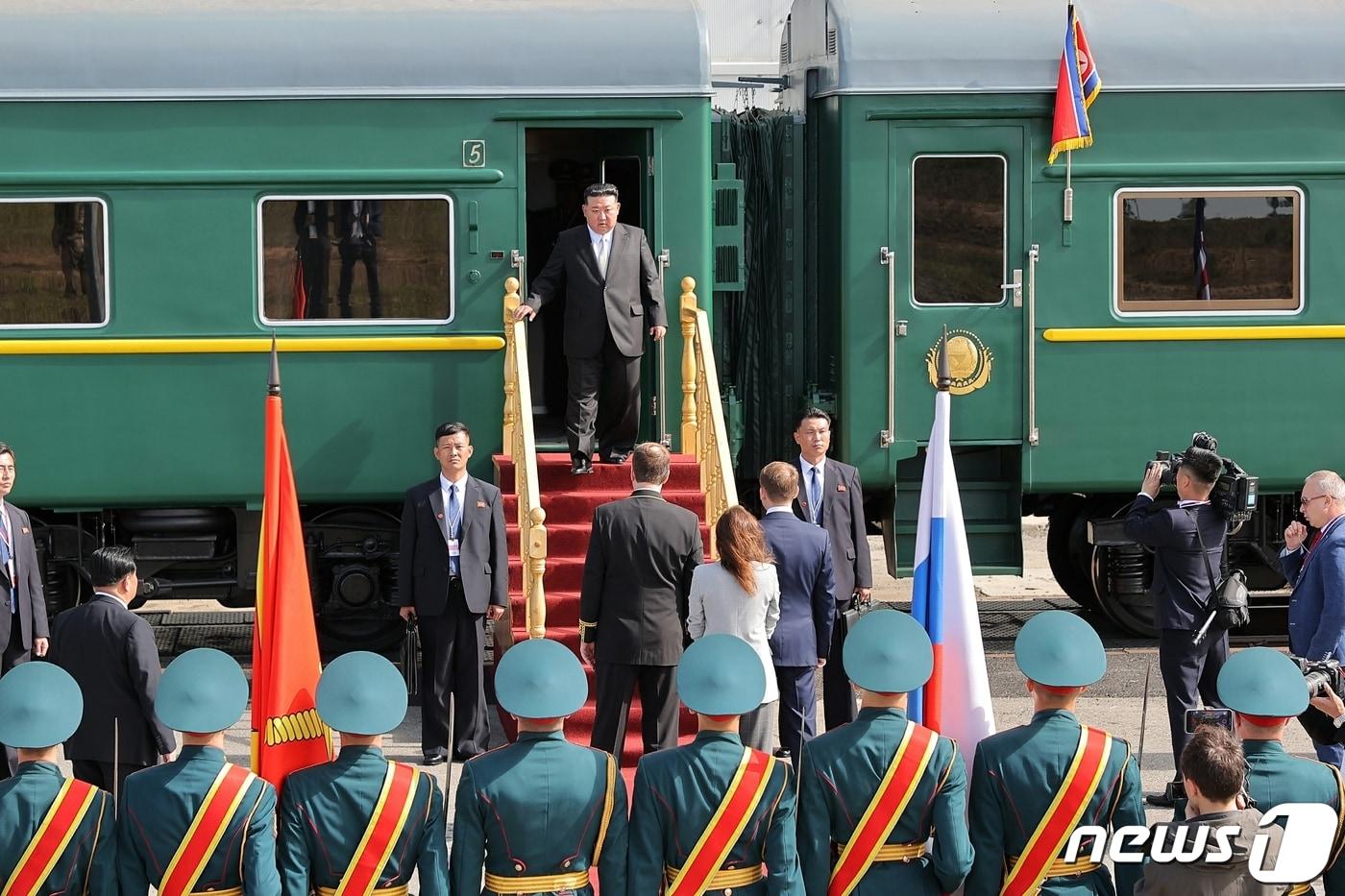 (평양 노동신문=뉴스1) = 김정은 북한 노동당 총비서가 전용 열차에서 내리는 모습. [국내에서만 사용가능. 재배포 금지. DB 금지. For Use Only in the Republic of Korea. Redistribution Prohibited] rodongphoto@news1.kr