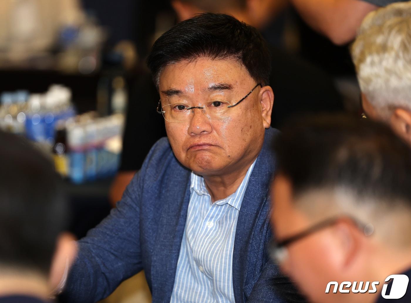 본문 이미지 - 김태룡 두산 베어스 단장이 14일 오후 서울 중구 웨스틴조선호텔 그랜드볼룸에서 열린 ‘2024 KBO 신인 드래프트’에 참석해 구단 관계자들과 대화를 나누고 있다. 2023.9.14/뉴스1 ⓒ News1 김진환 기자