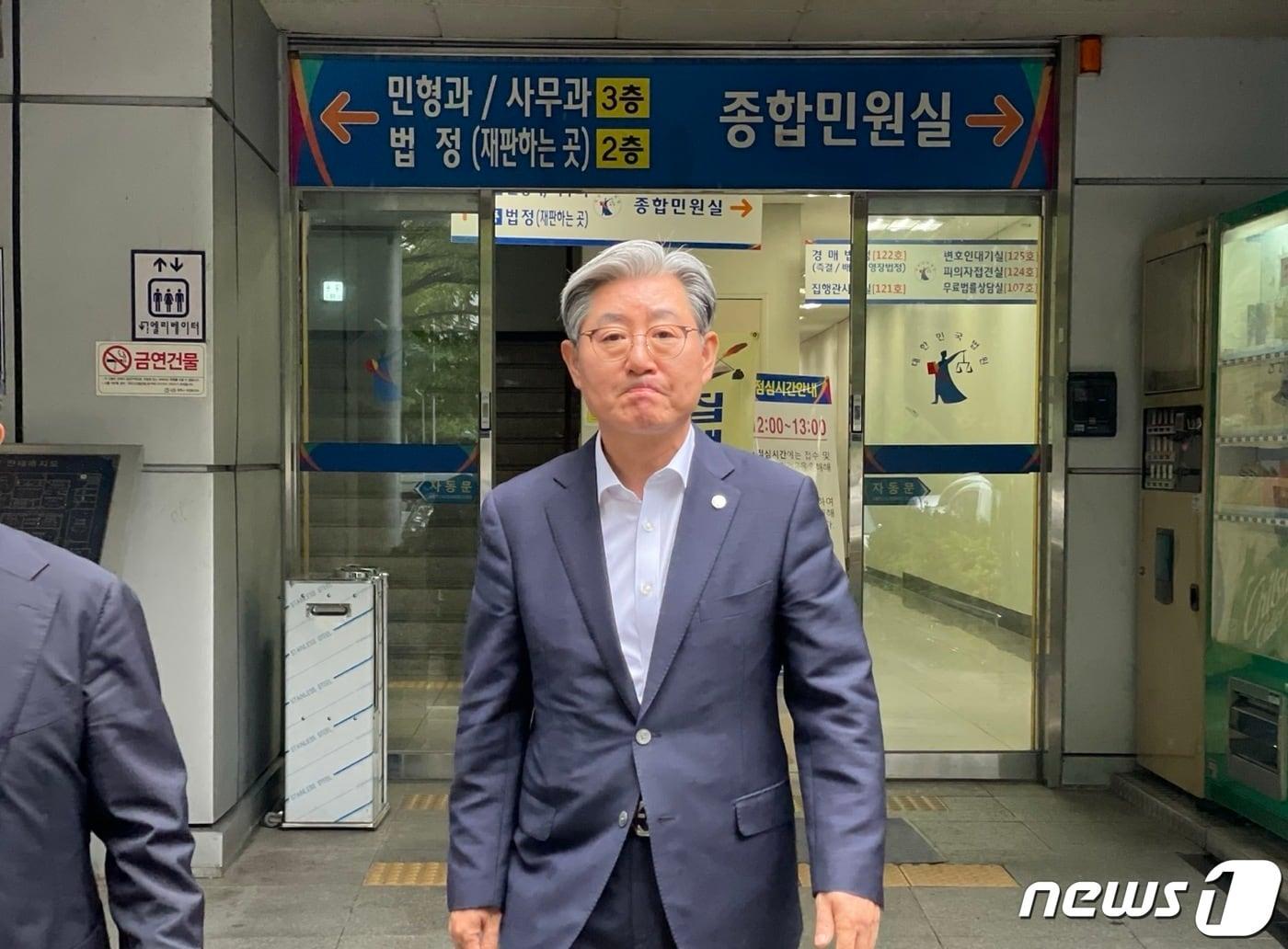 본문 이미지 - 강제추행 피해 여성을 무고·명예훼손으로 허위 고소한 혐의를 받고 있는 오태완 경남 의령군수가 지난 2023년9월14일 오전 경남 창원시 마산합포구 창원지방법원 마산지원에서 열린 무고 혐의 첫 공판을 마치고 걸어나오고 있다.2023.9.14./뉴스1 ⓒ News1 강정태 기자