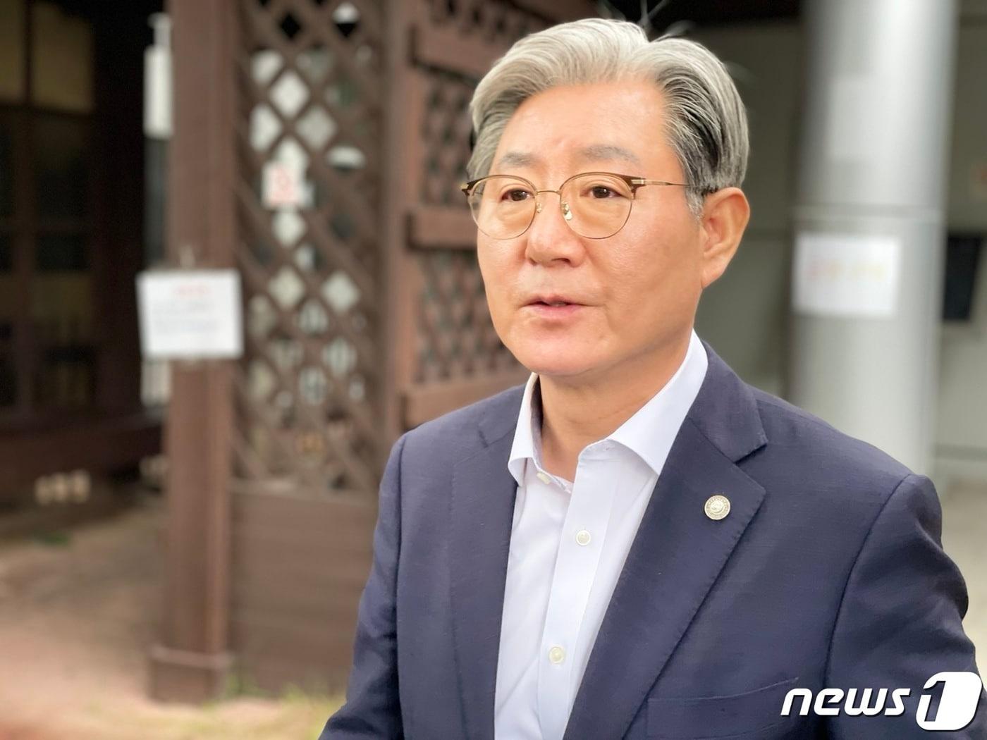 본문 이미지 - 강제추행 피해 여성을 무고·명예훼손으로 허위 고소한 혐의를 받고 있는 오태완 경남 의령군수가 14일 오전 경남 창원시 마산합포구 창원지방법원 마산지원에서 열린 무고 혐의 첫 공판을 마치고 걸어나오고 있다.2023.9.14. ⓒ 뉴스1 강정태 기자