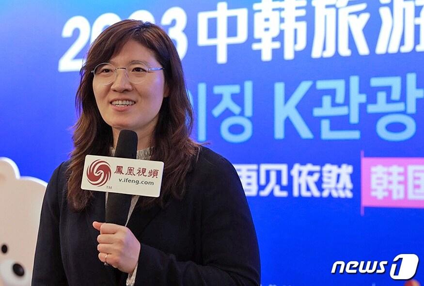 본문 이미지 - 장미란 문화체육관광부 제2차관이 지난해 K-관광 로드쇼 참석차 중국을 방문해 한중 트래블마트 포토존에서 중국 현지 매체와 인터뷰를 하고 있다. (문화체육관광부 제공) /뉴스1