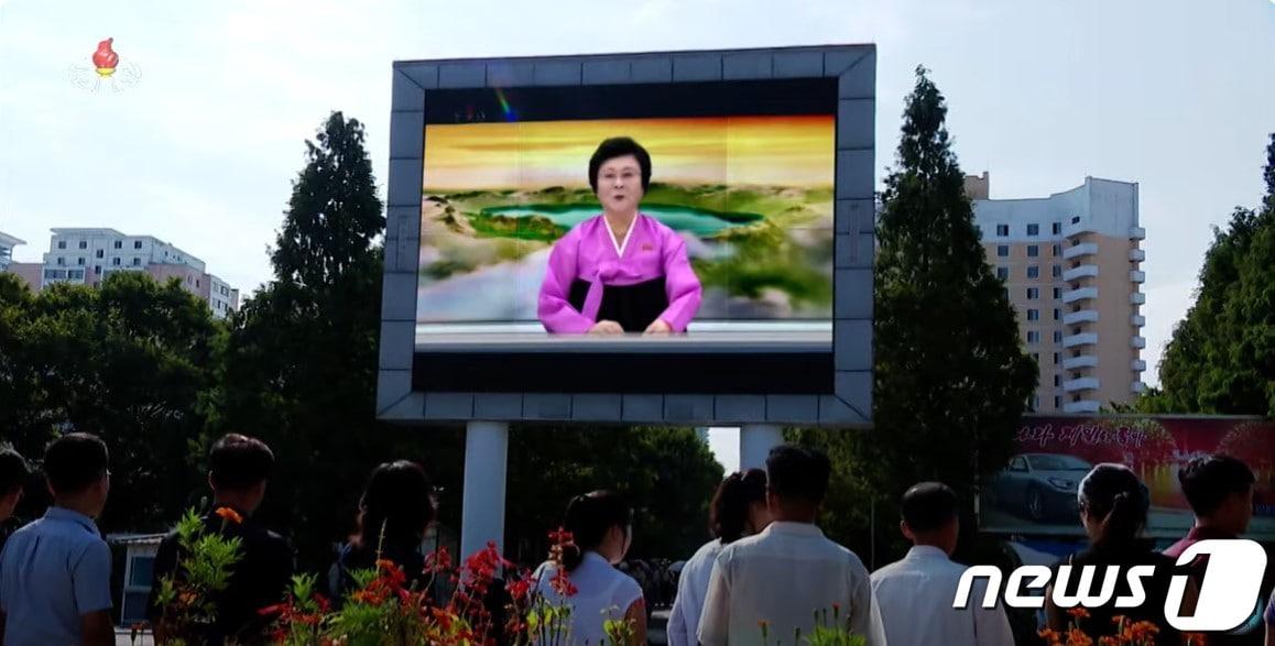 본문 이미지 - 북한 주민들이 전광판에 나오는 김정은 노동당 총비서의 러시아 방문 소식을 보고 듣고 있다.(조선중앙TV 갈무리) 