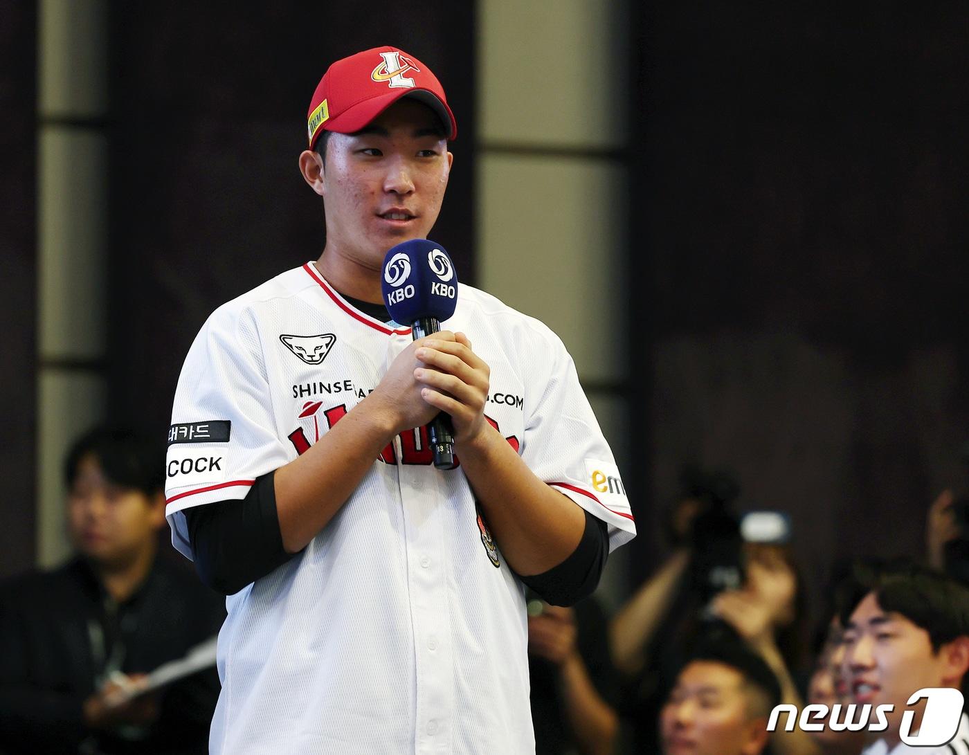 본문 이미지 - 14일 오후 서울 중구 웨스틴조선호텔 그랜드볼룸에서 열린 ‘2024 KBO 신인 드래프트’에서 SSG 랜더스 2라운드 전체 20위로 지명된 '적토마' 이병규 삼성 라이온즈 코치의 아들 이승민(휘문고)이 소감을 말하고 있다. 2023.9.14/뉴스1 ⓒ News1 김진환 기자