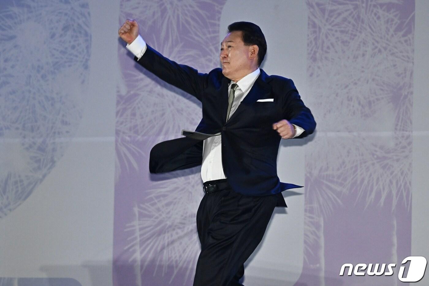 본문 이미지 - 윤석열 대통령이 14일 부산 해운대구 영화의전당에서 열린 '2023년 청년의 날 기념식'에서 어퍼컷 세리머니를 하고 있다. 2023.9.14/뉴스1 ⓒ News1 부산사진공동취재단