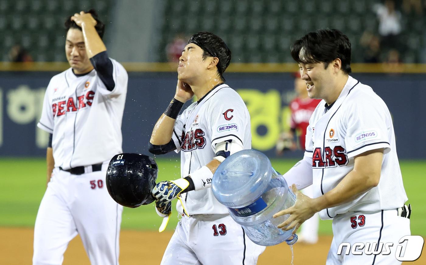 14일 서울 송파구 잠실야구장에서 열린 프로야구 '2023 신한은행 SOL KBO리그' SSG 랜더스와 두산 베어스의 경기, 두산 허경민이 9회말 2사 2,3루 상황에서 끝내기 적시타를 날리며 3-2로 승리하자 양석환에게 물통 세례를 받고 있다. 2023.9.14/뉴스1 ⓒ News1 김성진 기자