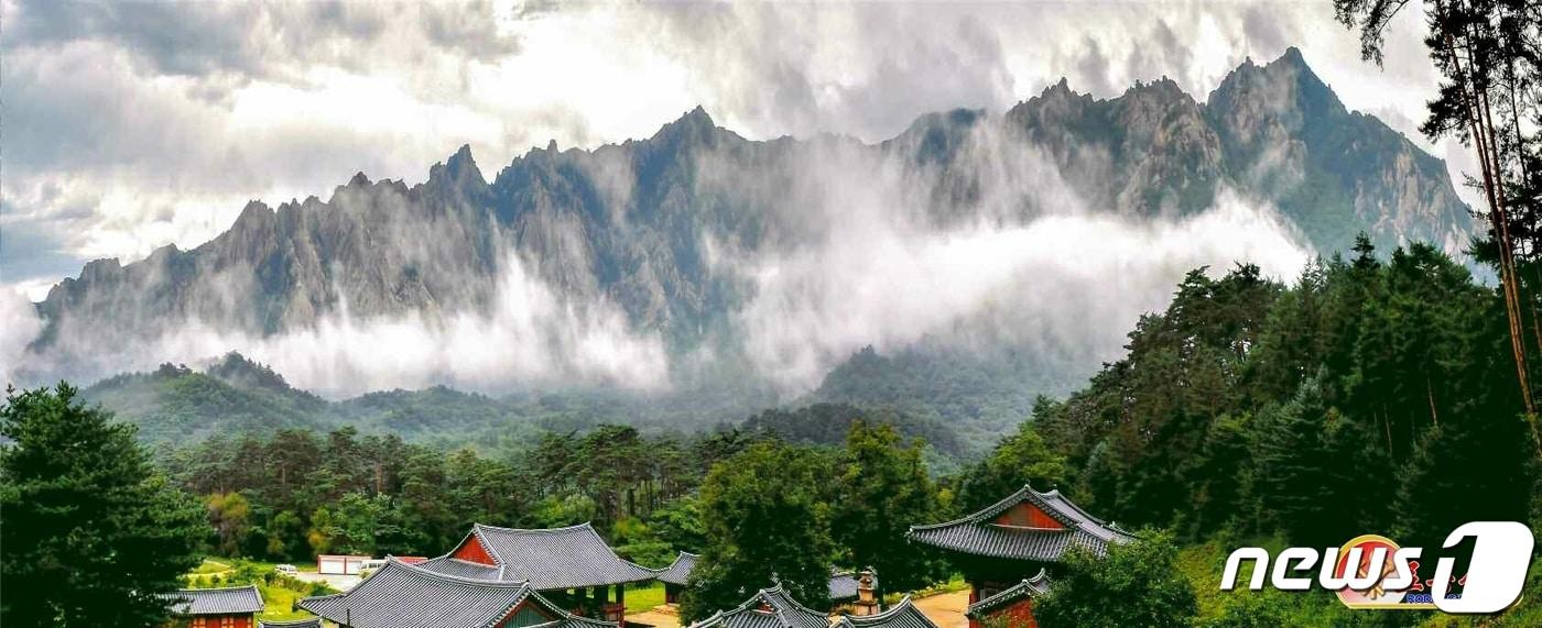(평양 노동신문=뉴스1) = 북한 노동당 기관지 노동신문은 15일 자 보도에서 "금강산은 참으로 조선의 명산인 동시에 세계적인 명산"이라고 선전했다. 사진은 금강산 집선봉. [국내에서만 사용가능. 재배포 금지. DB 금지. For Use Only in the Republic of Korea. Redistribution Prohibited] rodongphoto@news1.kr