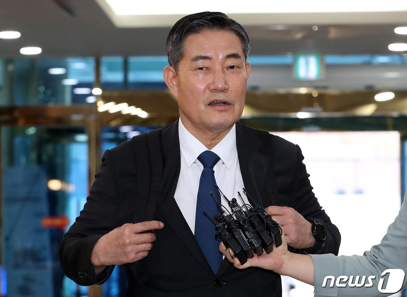 본문 이미지 - 신원식 국방부 장관 후보자가 15일 서울 용산구 육군회관에 마련된 인사청문회 준비 사무실로 출근하며 취재진 질문에 답하고 있다. 2023.9.15/뉴스1 ⓒ News1 박세연 기자