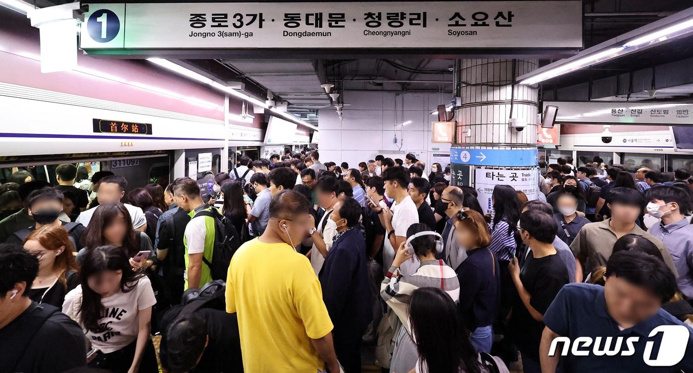 본문 이미지 - 전국철도노동조합이 파업 이틀 째인 15일 서울 중구 지하철 1호선 서울역 승강장이 붐비고 있다. 철도노조는 오는 18일 오전 9시까지 1차 총파업을 진행한다. 2023.9.15/뉴스1 ⓒ News1 김진환 기자
