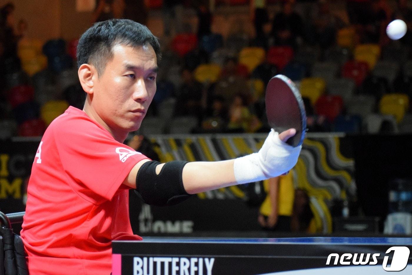 신법기가 14일&#40;현지시간&#41; 독일 뒤셀도르프에서 열린 전 세계 상이군인 체육대회 &#39;인빅터스 게임 2023&#39; 탁구 남자 단식 경기를 치르고 있다. 이 경기에서 신법기는 금메달을 차지했다. 2023.9.15/뉴스1 ⓒ News1 국가보훈부공동취재단