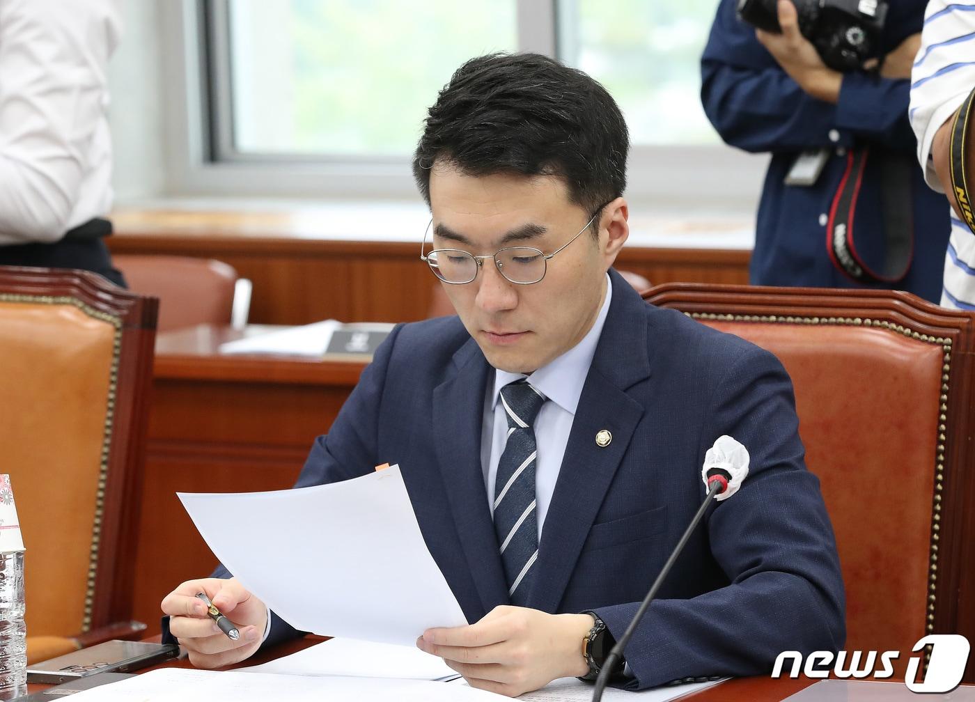 본문 이미지 - 김남국 무소속 의원이 15일 오전 서울 여의도 국회에서 열린 교육위원회 전체회의에서 자료를 살펴보고 있다. 2023.9.15/뉴스1 ⓒ News1 임세영 기자