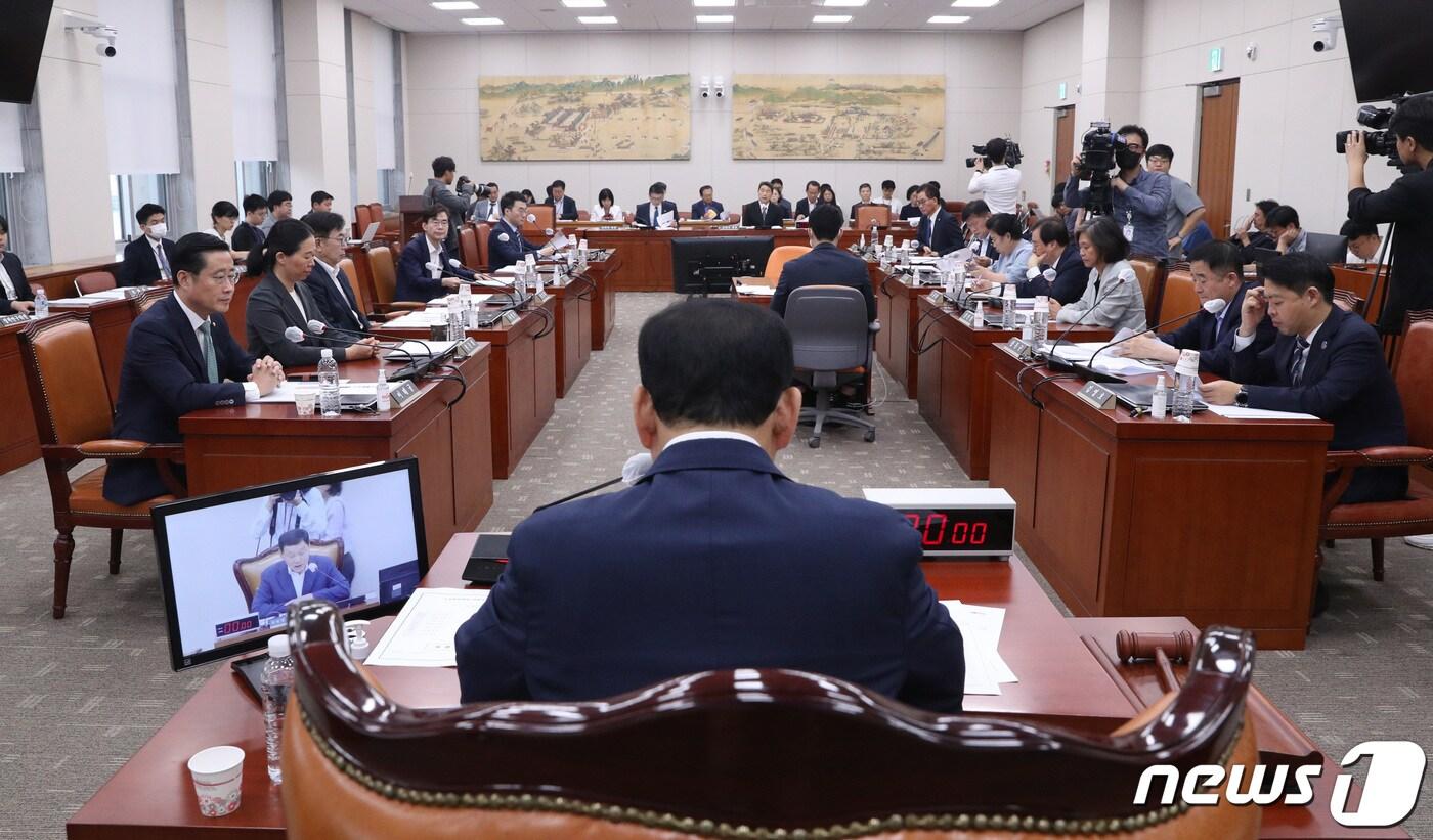 본문 이미지 - 김철민 위원장이 15일 오전 서울 여의도 국회에서 열린 교육위원회 전체회의를 주재하고 있다. 2023.9.15/뉴스1 ⓒ News1 임세영 기자