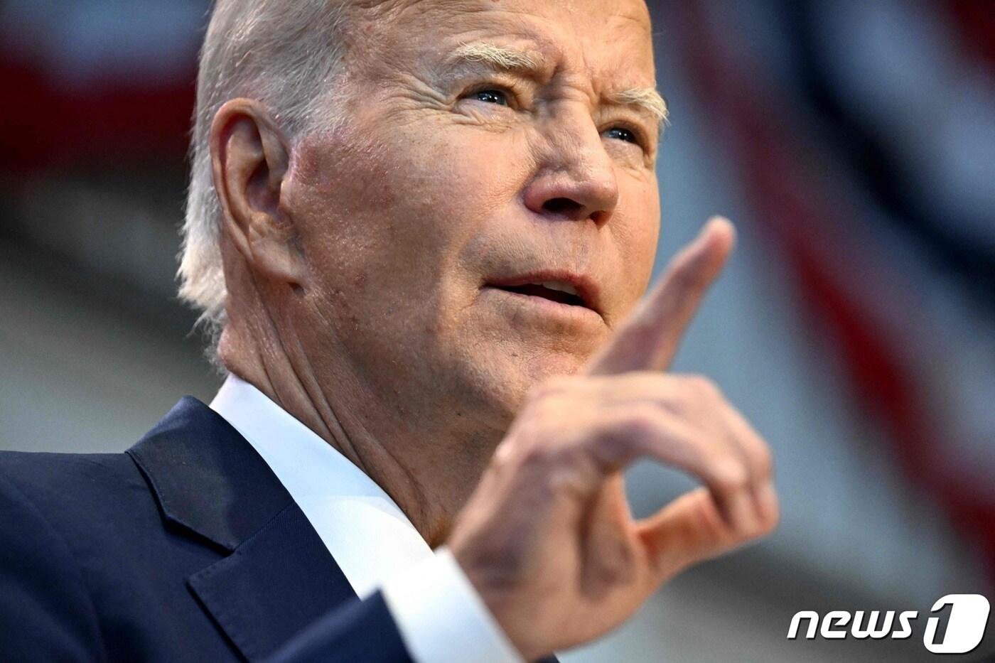 본문 이미지 - 조 바이든 미국 대통령이 14일 (현지시간) 메릴랜드주 라르고에 있는 프린스조지 커뮤니티 칼리지에서 바이드노믹스 홍보 연설을 갖고 “도널드 트럼프 전 대통령의 의 '마가노믹스'는 부자를 위한 경제정책”이라고 비판을 하고 있다. 2023.9.15 ⓒ AFP=뉴스1 ⓒ News1 우동명 기자