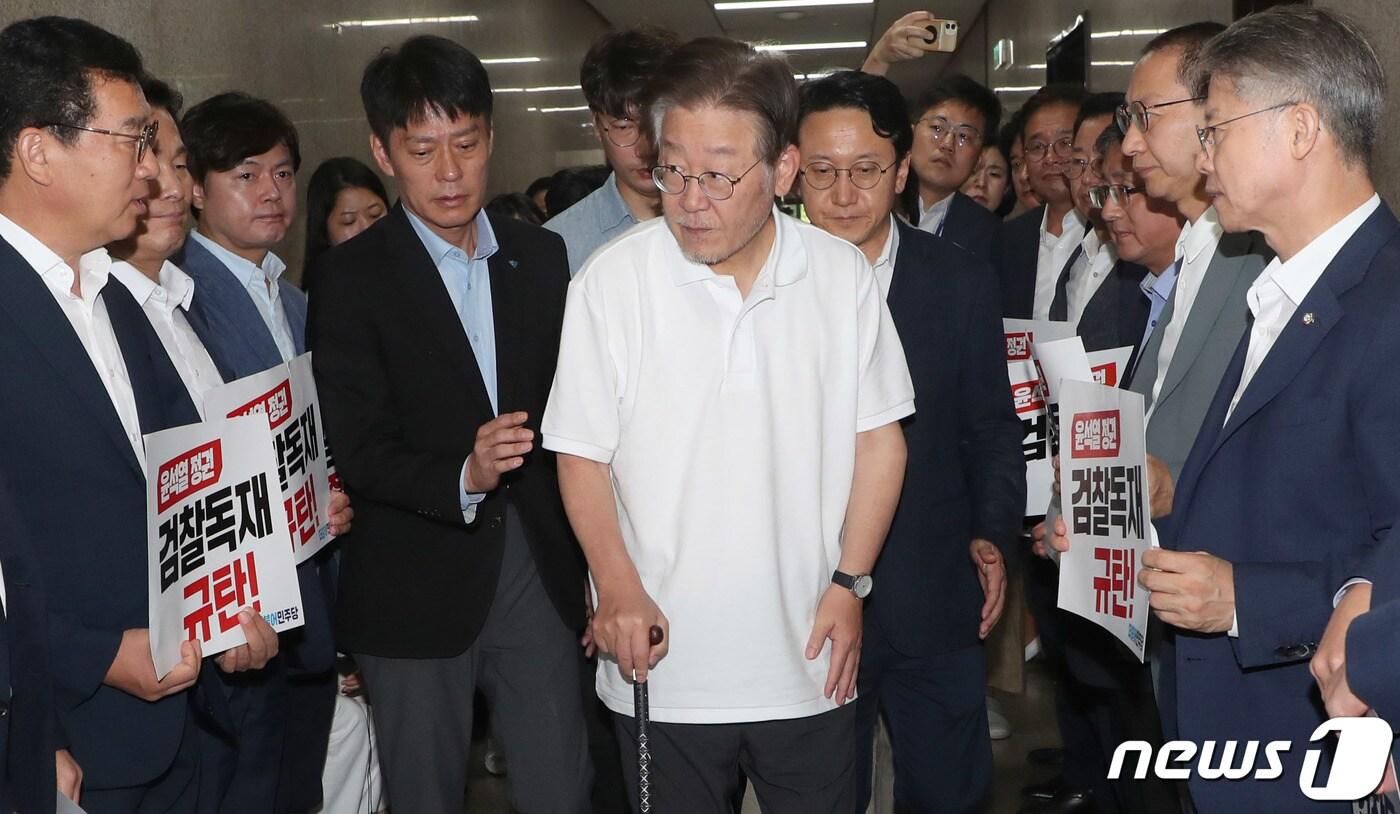 본문 이미지 - 단식 16일 차를 맞는 이재명 더불어민주당 대표가 15일 오전 서울 여의도 국회 복도에서 민주당 의원들이 지원 농성을 하고 있는 가운데 당 대표실로 향하고 있다. 2023.9.15/뉴스1 ⓒ News1 임세영 기자