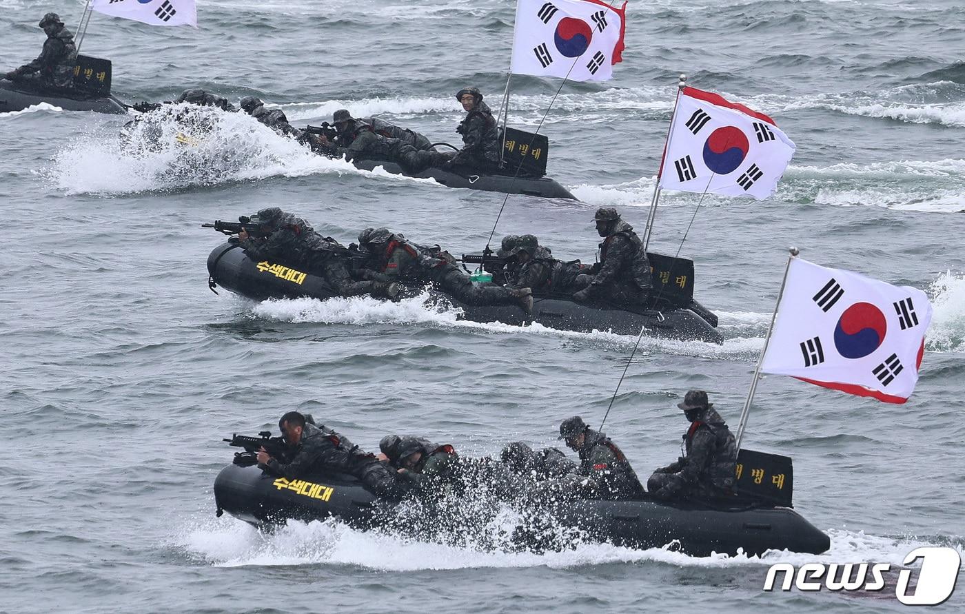 본문 이미지 - 지난 9월13일 인천항 수로에서 열린 제73주년 인천상륙작전 전승기념 미디어데이 행사에서 해병대원들이 고무보트를 타고 기동하고 있다. 2023.9.15/뉴스1 ⓒ News1 구윤성 기자