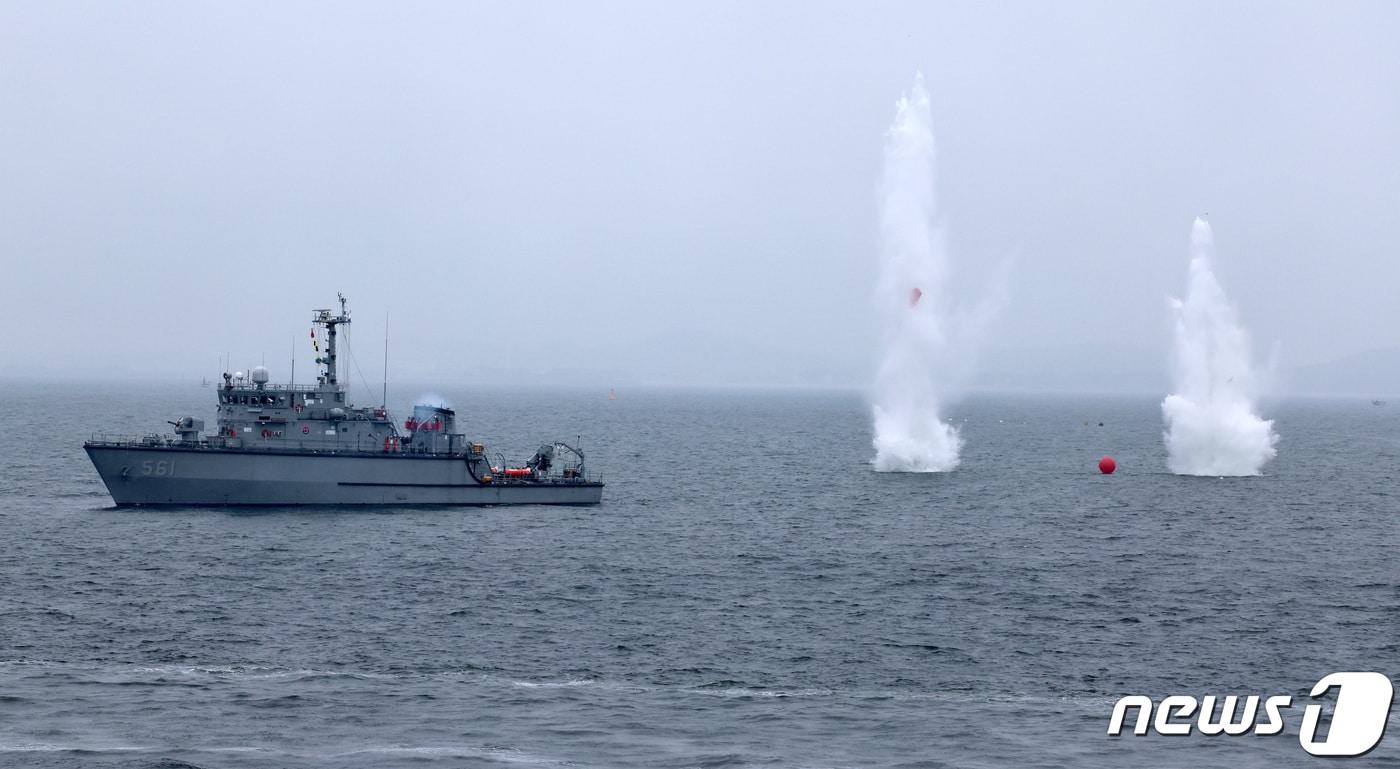 본문 이미지 - 지난 13일 인천항 수로에서 열린 제73주년 인천상륙작전 전승기념 미디어데이 행사에서 해군 소해함 강경함(MHC)이 기뢰대항작전을 시연하고 있다. 2023.9.15/뉴스1 ⓒ News1 구윤성 기자
