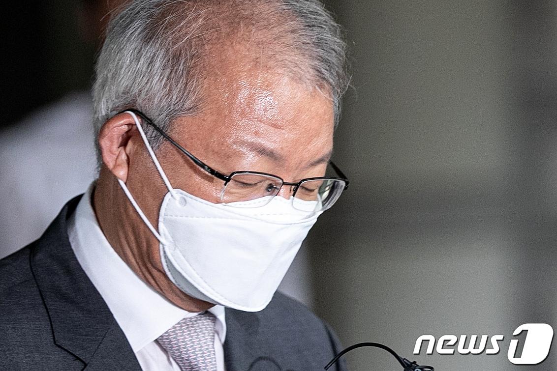 본문 이미지 - '사법농단 의혹' 정점 양승태 전 대법원장이 15일 서울 서초구 서울중앙지방법원에서 열린 직권남용권리행사방해 등 혐의 결심 공판을 마치고 청사를 나서고 있다. 검찰은 이날 양승태 전 대법원장에게 징역 7년을 구형했으며, 공모자로 지목된 박병대, 고영한 전 대법관에게는 징역 5년과 4년을 선고해달라고 요청했다. 양 전 대법원장 등은 일제 강제징용 재판과 전국교직원노동조합(전교조) 재판 등에 개입하고 사법행정을 비판한 법관들에게 인사상 불이익을 주는 등 47개 혐의로 2019년 2월 기소됐다. 2023.9.15/뉴스1 ⓒ News1 이승배 기자