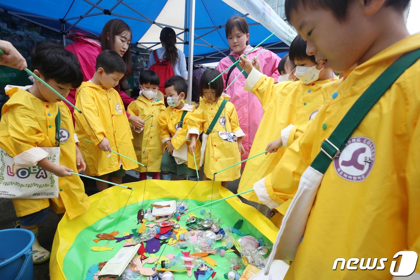 어린이들이 재활용품 올바른 분리수거를 위한 낚시 체험을 하고 있다. ⓒ News1 공정식 기자