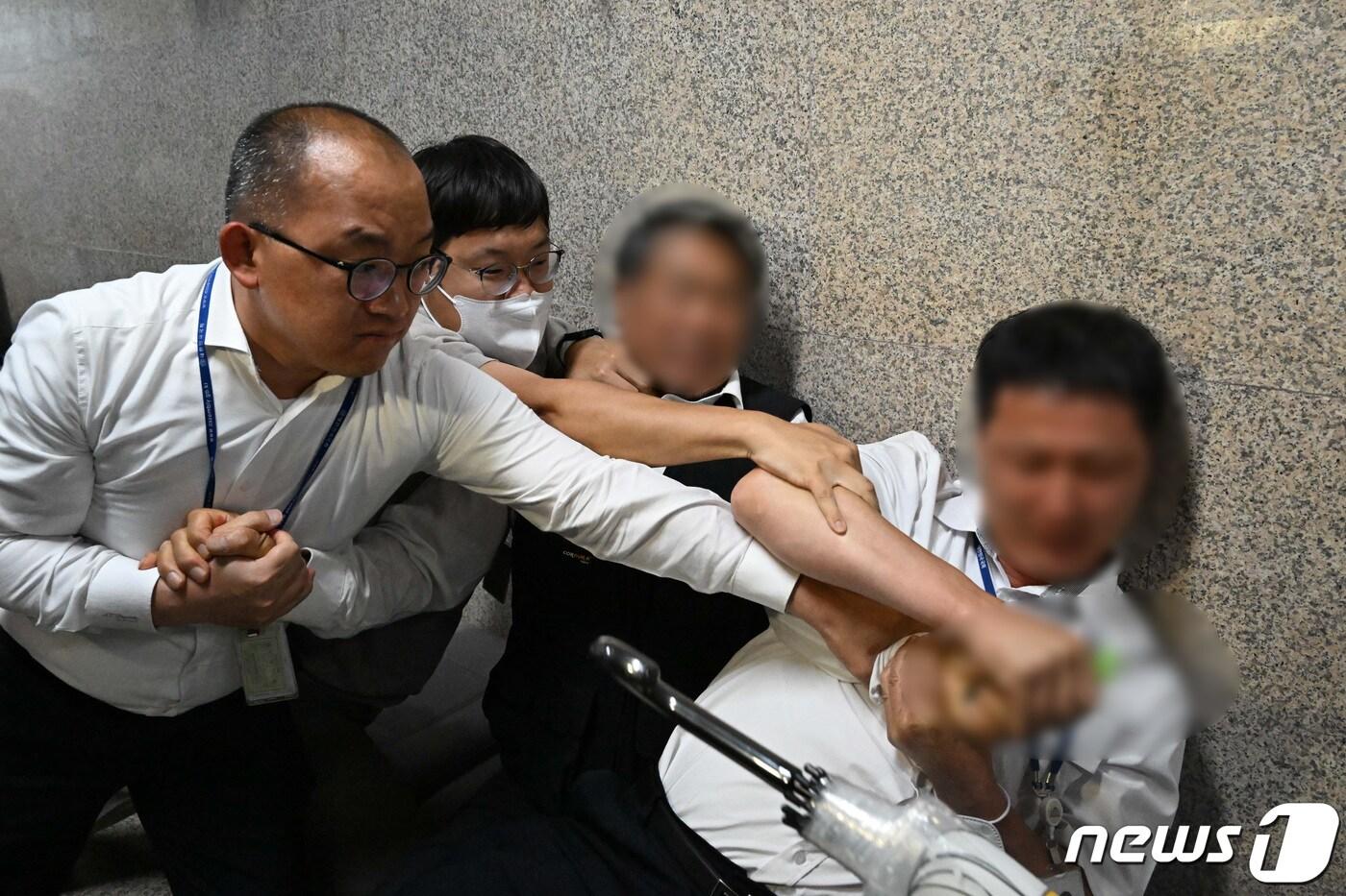 본문 이미지 - 이재명 더불어민주당 대표 단식 16일차인 15일 오후 서울 여의도 국회 민주당 대표실 앞에서 이 대표 지지자라고 밝힌 한 남성이 혈서 작성을 위해 커터칼을 들자 국회 경비대가 저지하고 있다. (공동취재) 2023.9.15/뉴스1 ⓒ News1 임세영 기자