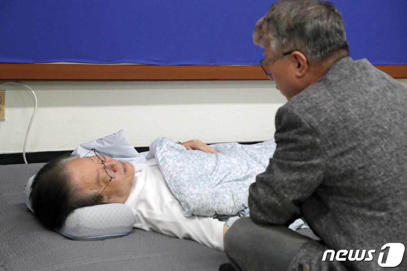 조응천 더불어민주당 의원이 지난 15일 오전 서울 여의도 국회에서 단식 16일 째인 이재명 더불어민주당 대표와 대화를 나누고 있다. (공동취재) 2023.9.15/뉴스1 ⓒ News1 임세영 기자