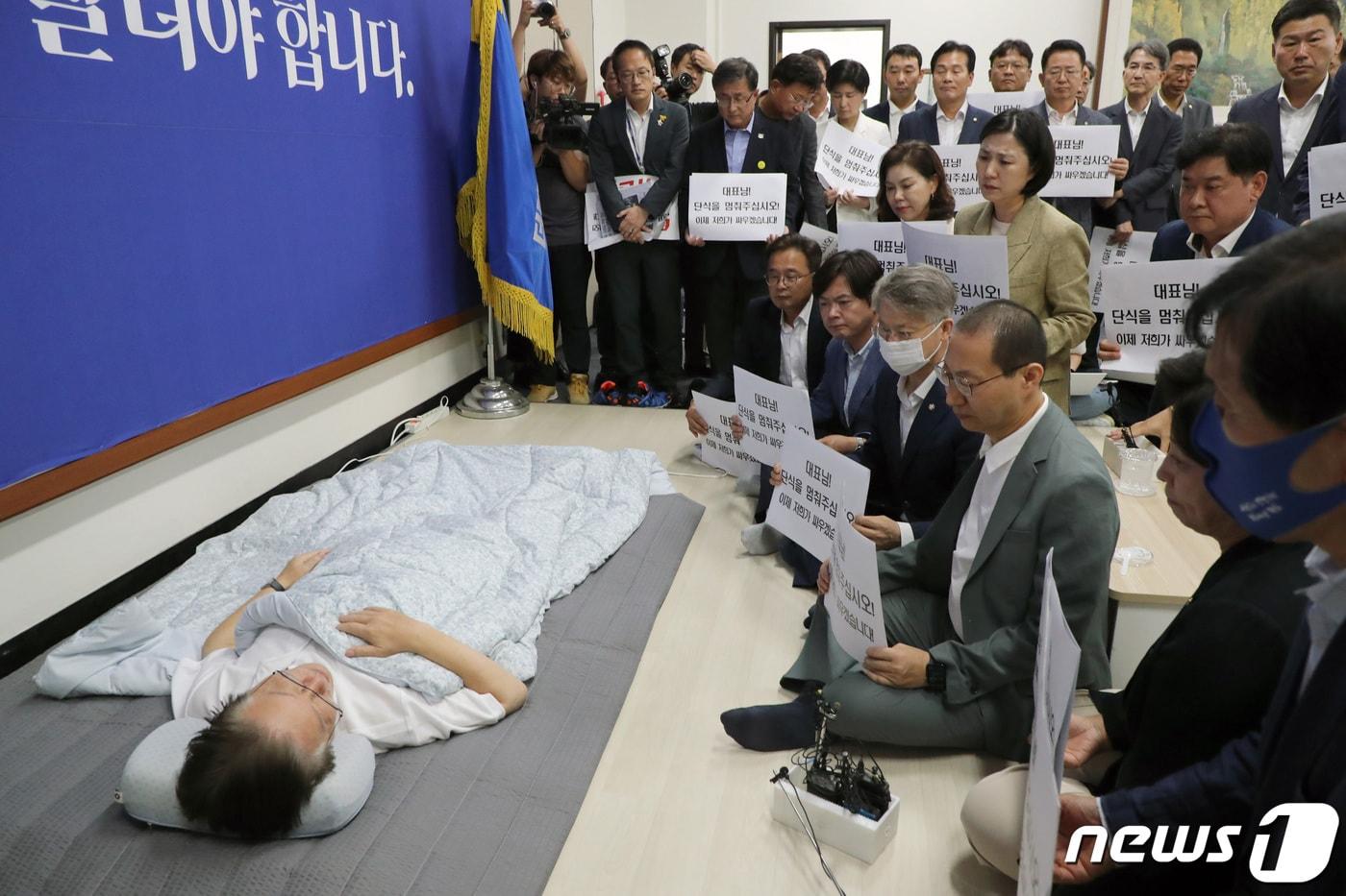 본문 이미지 - 15일 오전 서울 여의도 국회를 찾은 더불어민주당 의원들과 원외지구당 위원장들이 단식 16일 째인 이재명 더불어민주당 대표에게 단식 중단을 호소하고 있다. (공동취재) 2023.9.15/뉴스1 ⓒ News1 임세영 기자