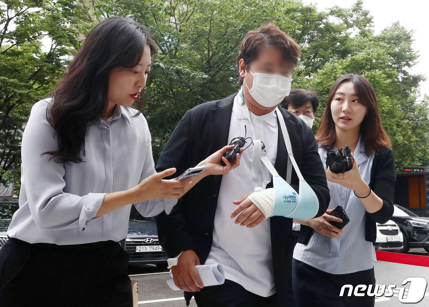 본문 이미지 - 일명 '청담동 주식 부자'로 이름을 알렸다가 불법 주식거래로 실형을 살았던 이희진씨(37)가 15일 양천구 서울남부지방 법원에서 미술품 조각투자 피카코인 등 3개 코인 관련 사기·배임 혐의로 열린 구속 전 피의자 심문(영장실질심사)에 출석하고 있다. 2023.9.15/뉴스1 ⓒ News1 박세연 기자