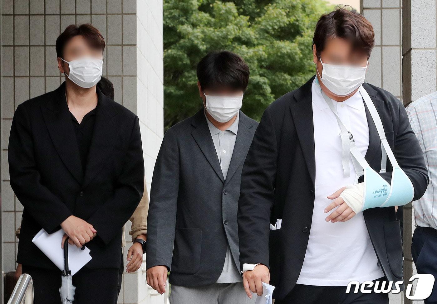 미술품 조각투자 피카코인 등 3개 코인 관련 사기·배임 혐의를 받고 있는 일명 '청담동 주식 부자' 이희진(오른쪽)씨가 동생 이희문씨, 이씨 형제가 운영하는 코인 발행업체 직원 김모씨와 함께 15일 양천구 서울남부지방법원에서 열린 구속 전 피의자 심문(영장실질심사)에 출석하고 있다. 2023.9.15/뉴스1 ⓒ News1 박세연 기자