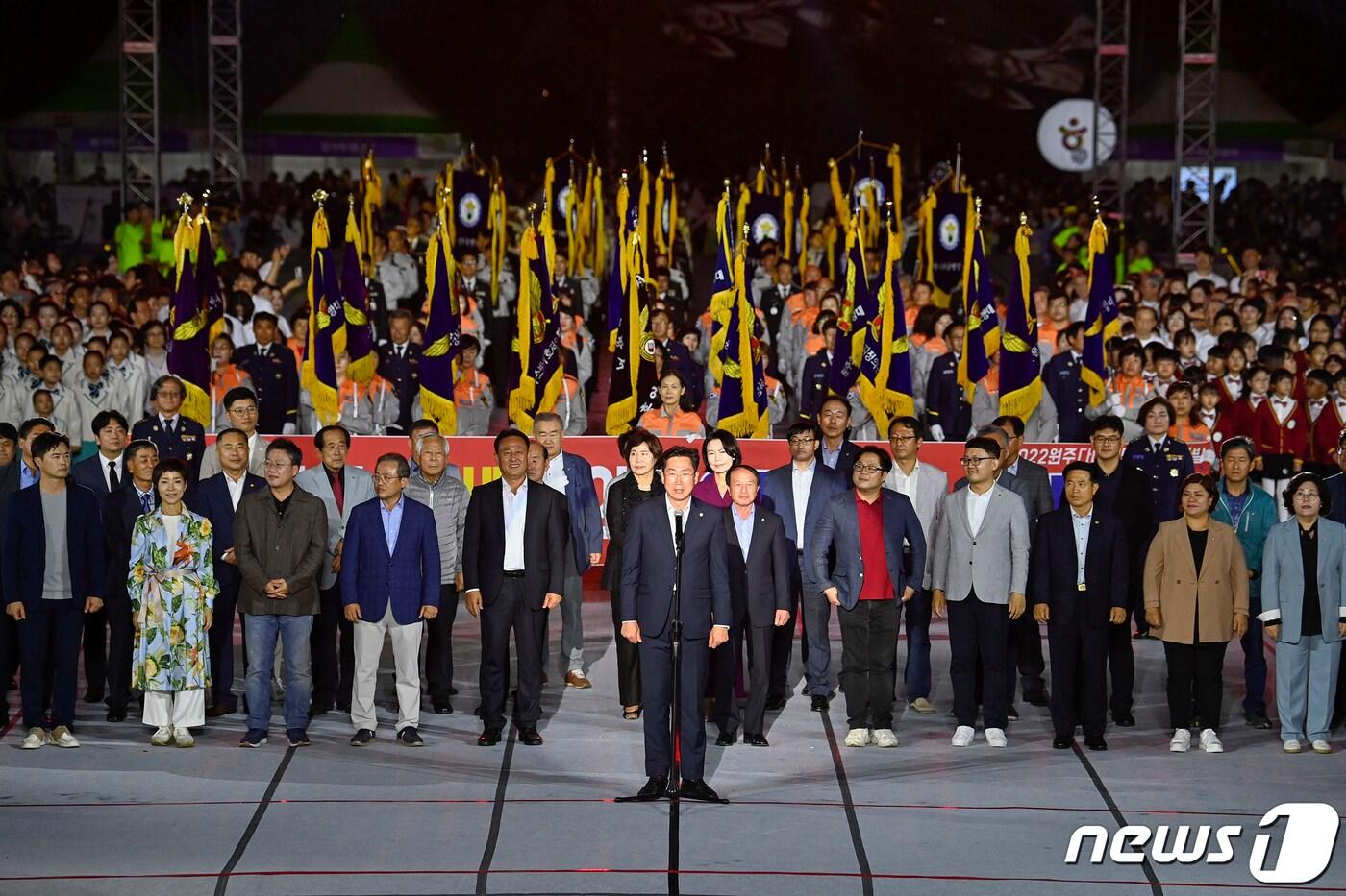 본문 이미지 - 지난해 10월 1일부터 3일까지 강원 원주 중앙동 문화의거리 등에서 열린 '2022 원주 다이내믹댄싱 카니발'. 원강수 원주시장을 비롯한 주요 관계자들이 개막행사를 진행하는 모습. (원주시 제공) 2022.10.3/뉴스1 신관호 기자