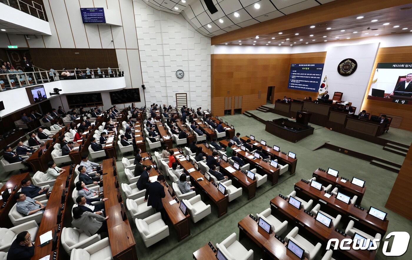 본문 이미지 - 김현기 서울시의장이 15일 오후 의회 본회의장에서 열린 제320회 임시회 본회의에서 개의를 선언하고 있다. 2023.9.15/뉴스1 ⓒ News1 구윤성 기자