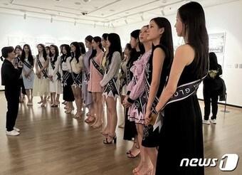 본문 이미지 - 지난 2023년 9월 제67회 미스코리아 본선 진출자 30여 명이전남국제수묵비엔날레가 열리는 목포를 찾아 수묵 작품을 감상하고 있다. 뉴스1 DB