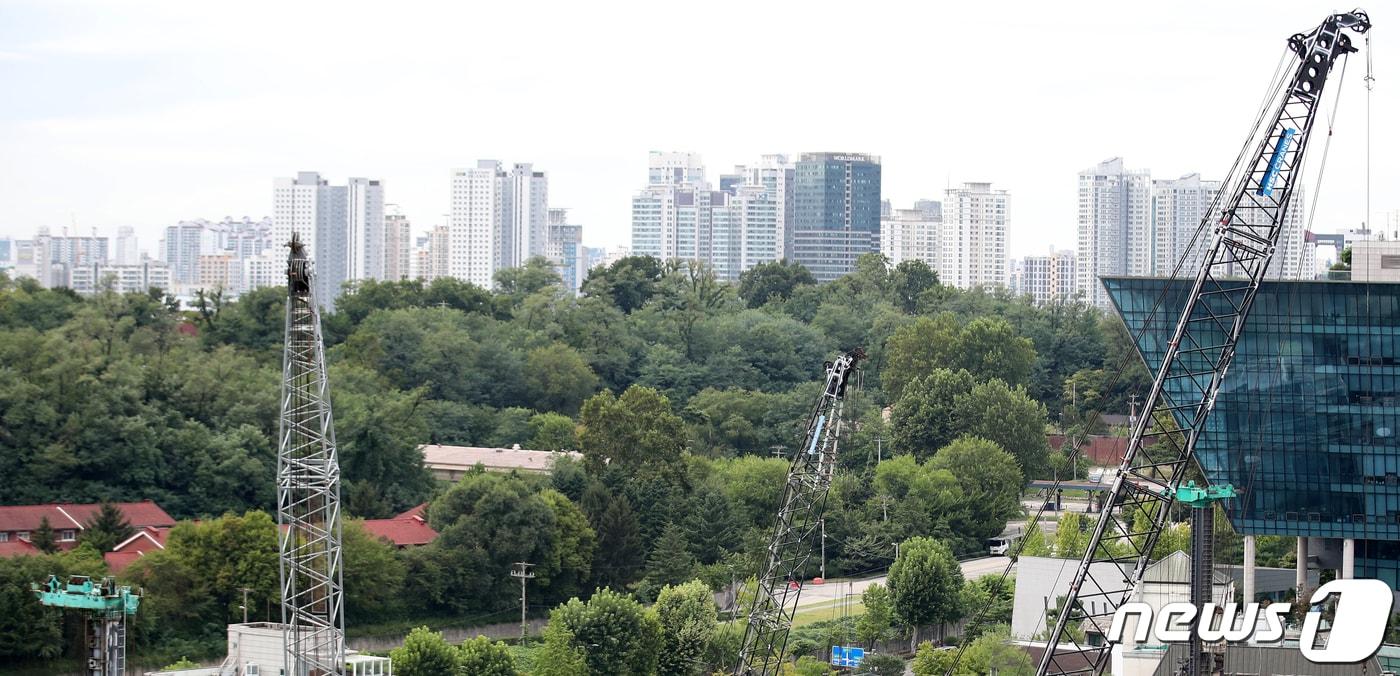 서울 시내의 한 공사현장에 크레인작업이 진행되고 있다. 2023.9.15/뉴스1 ⓒ News1 이승배 기자