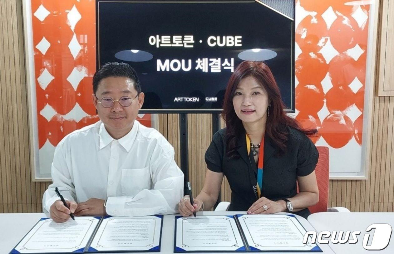 본문 이미지 - 이철재 ㈜애니큐브엔터테인먼트 실장(좌)과 홍지숙 ㈜아트토큰 대표(우)가 지난 9월 12일 아트토큰 본사에서 디지털 아트 비즈니스 모델 및 블록체인 전반의 사업 활성화를 위한 업무협약(MOU) 체결에 서명하고 있다