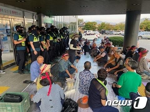 본문 이미지 - 지난 12일 홍천군송전탑반대대책위원회는 군청 앞에서 경과대역 주민 등이 참여한 가운데 제10차 궐기대회를 열고 한전의 사업 중단을 촉구했다.(홍천군송전탑반대대책위원회 제공)/뉴스1