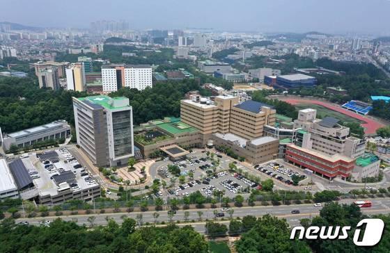 본문 이미지 -  17일 충북대병원 충주분원 건립이 추진되는 가운데 의대 정원 확대와 전문의 수급 방안부터 챙겨야 한다는 목소리가 커지고 있다. 사진은 충북대병원 전경.(자료사진)2023.9.17/뉴스1