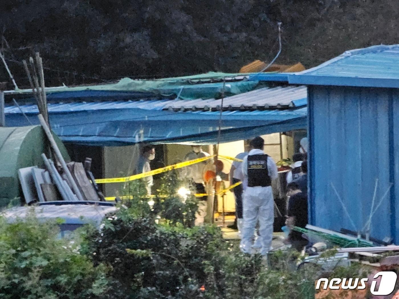 본문 이미지 - 전남 영암에서 일가족으로 추정되는 시신 5구가 발견된 가운데 경찰이 현장감식을 진행하고 있다. 2023.9.15/뉴스1 ⓒ News1 최성국 기자