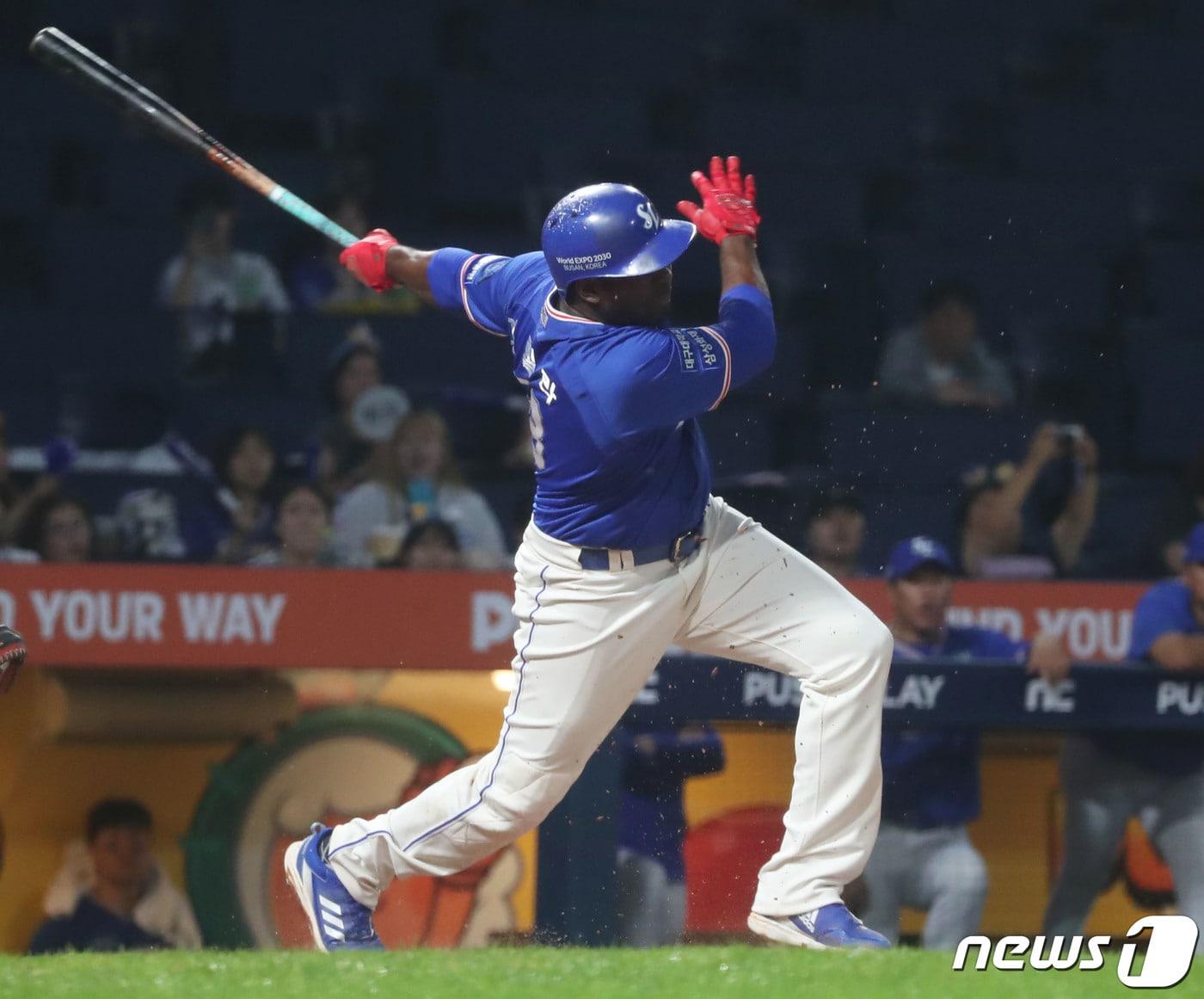 본문 이미지 - 15일 오후 경남 창원NC파크에서 열린 프로야구 '2023 신한은행 SOL KBO리그' NC 다이노스와 삼성 라이온즈의 경기, 8회초 2사 1루 상황 삼성 피렐라가 타격하고 있다. 2023.9.15/뉴스1 ⓒ News1 윤일지 기자