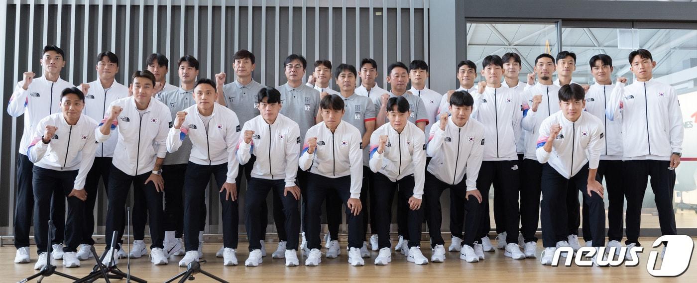 본문 이미지 - 2022 항저우 아시안게임 대한민국 남자 축구 대표팀 선수들이 16일 오전 인천국제공항을 통해 출국하기 앞서 파이팅 포즈를 하고 있다. 2023.9.16/뉴스1 ⓒ News1 이재명 기자