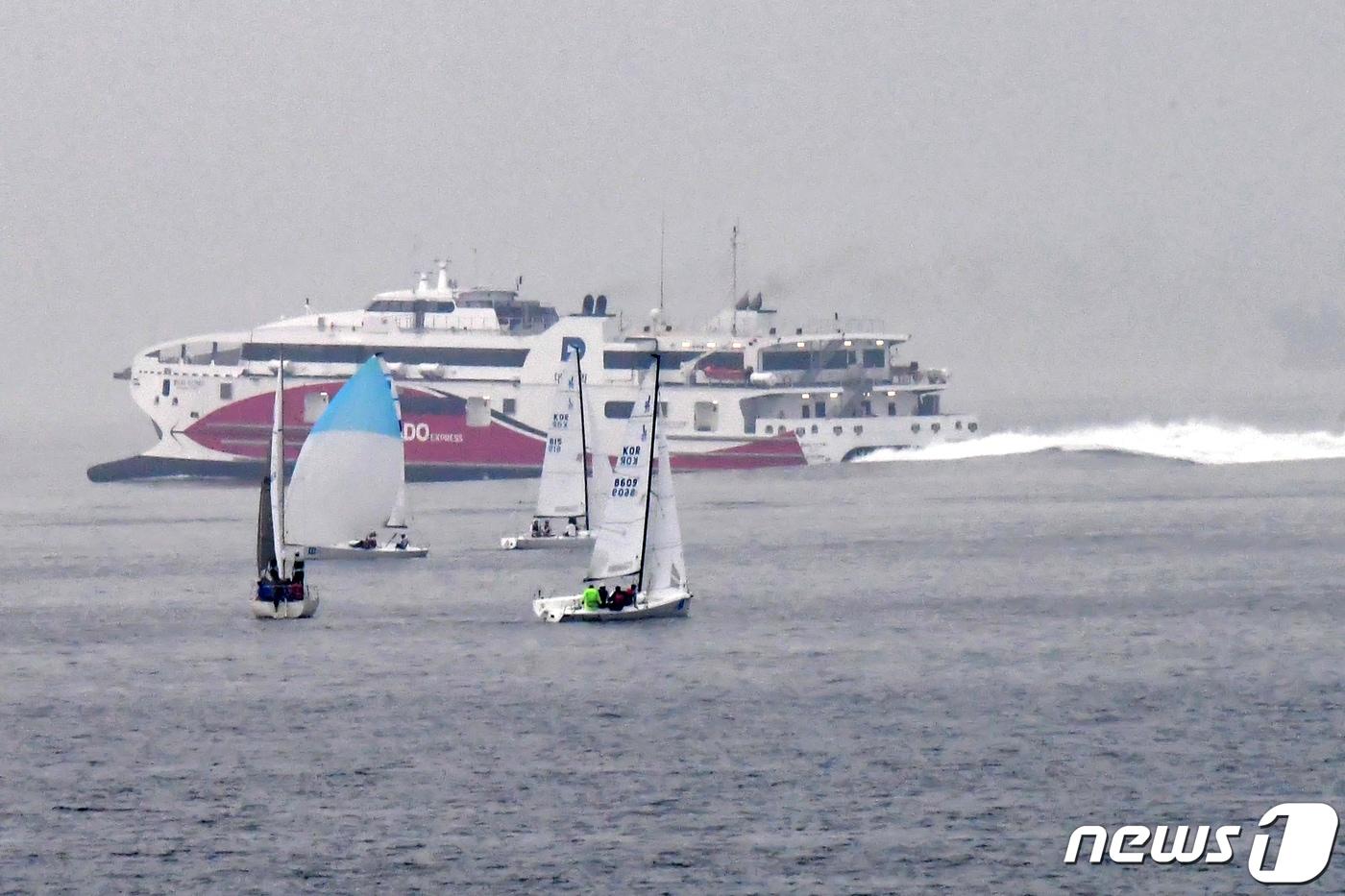본문 이미지 - 지난해 경북 포항여객선 터미널을 출발한 포항~울릉 정기여객선 대저페리의 '엘도라도 익스프레스호'.(뉴스1 자료, 재판매 및 DB금지) 2026.4.6/ 최창호 기자