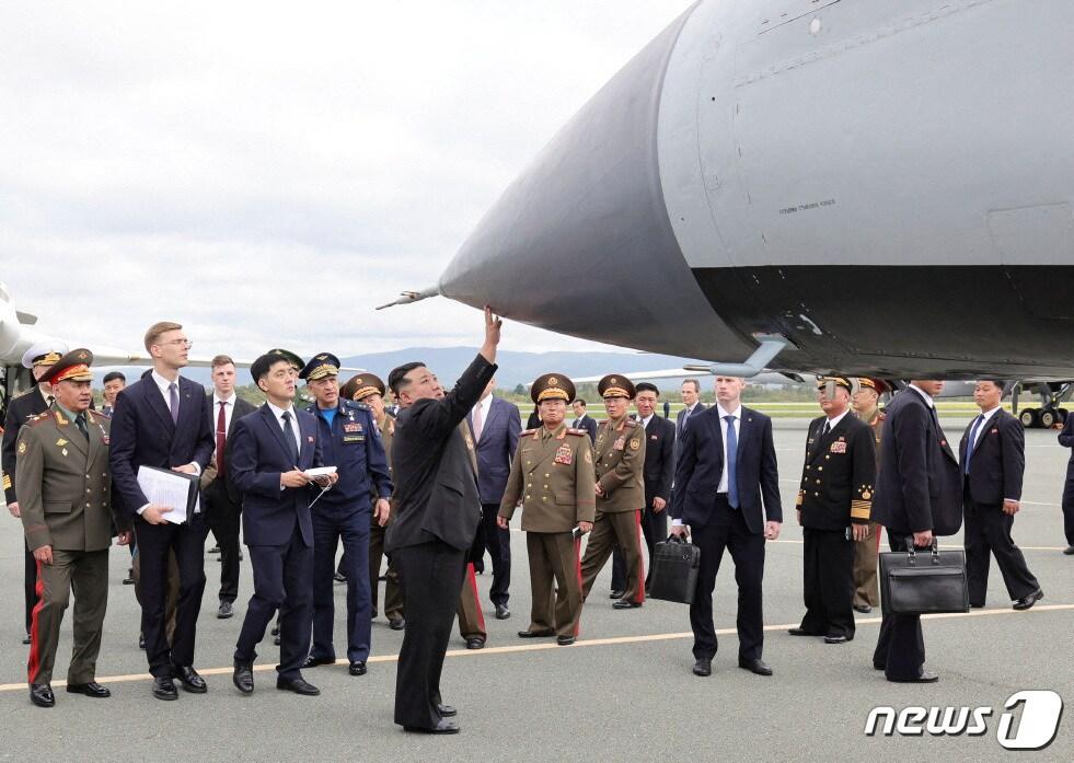 본문 이미지 - 김정은 북한 노동당 총비서가 16일 연해주 블라디보스토크 인근 크네비치 군 비행장을 시찰했다. 2023.9.16. ⓒ 로이터=뉴스1