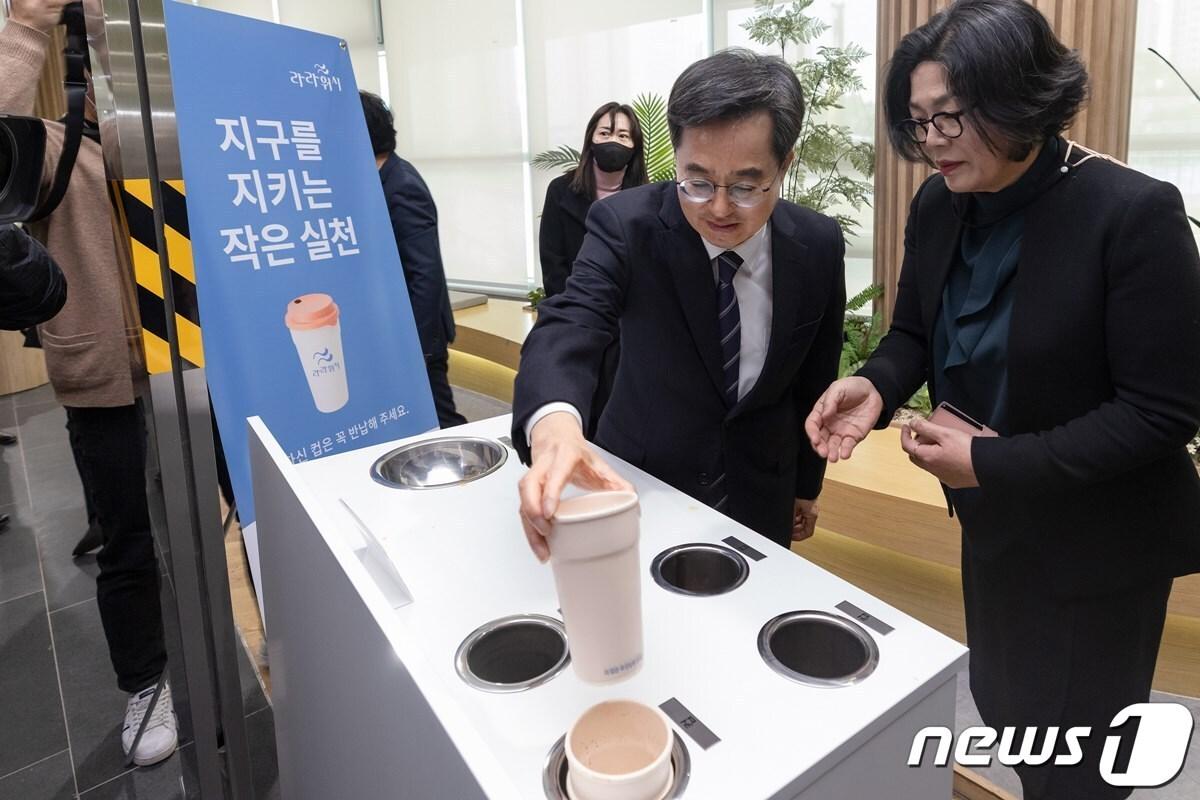 본문 이미지 - 도정을 비판적 시각에서 보고 대안을 모색하는 경기도 레드팀이 지난 15일 3기 첫 회의를 열고 공식 활동에 들어갔다. 사진은 김동연 경기도지사가 1기 레드팀에서 제안한 ‘청사내 1회 용품 사용제한’을 실천하기 위해 다회용컵을 수거함에 반납하고 있는 모습.(경기도 제공)