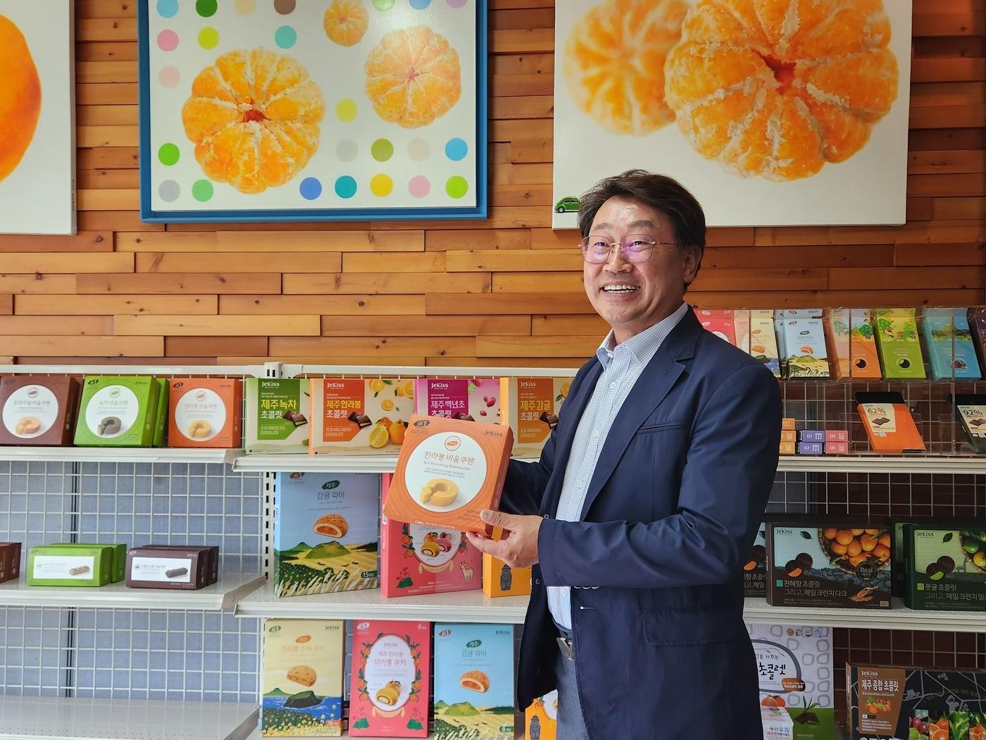 본문 이미지 - 정기범 제키스 대표이사가 13일 제주시 애월읍 본사에서 제품을 소개하고 있다. /사진제공 = 중소기업중앙회