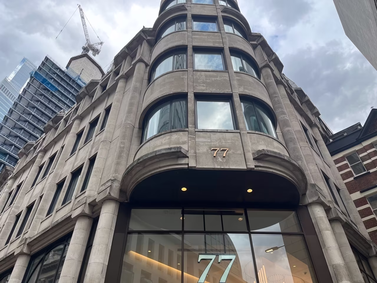 본문 이미지 - 영국 런던 '쉽 타빈 패시지'(Ship Tarvern Passage) 모퉁이에 위치한 신한은행 런던 지점. /뉴스1 ⓒ News1 신병남 기자