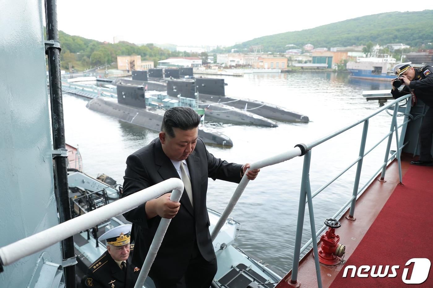 (평양 노동신문=뉴스1) = 김정은 북한 노동당 총비서가 러시아 블라디보스토크 인근 군 비행장 및 해군 기지를 방문한 모습. [국내에서만 사용가능. 재배포 금지. DB 금지. For Use Only in the Republic of Korea. Redistribution Prohibited] rodongphoto@news1.kr