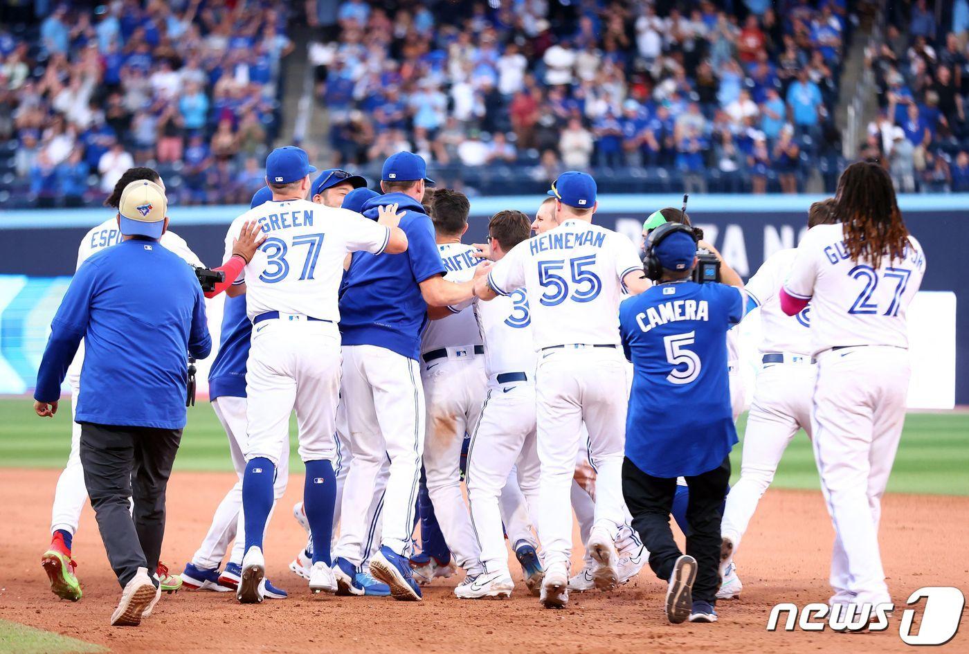 토론토 블루제이스 선수들이 17일(한국시간) 열린 보스턴 레드삭스전에서 연장 13회 끝에 극적인 승리를 거둔 뒤 기뻐하고 있다. ⓒ AFP=뉴스1