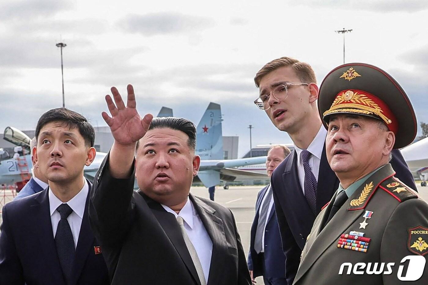 김정은 북한 국무위원장이 16일(현지시각) 러시아 연해주 블라디보스토크에 있는 크네비치 군 비행장을 세르게이 쇼이구 국방장관과 방문을 하고 있다. 2023.9.17 ⓒ AFP=뉴스1 ⓒ News1 우동명 기자