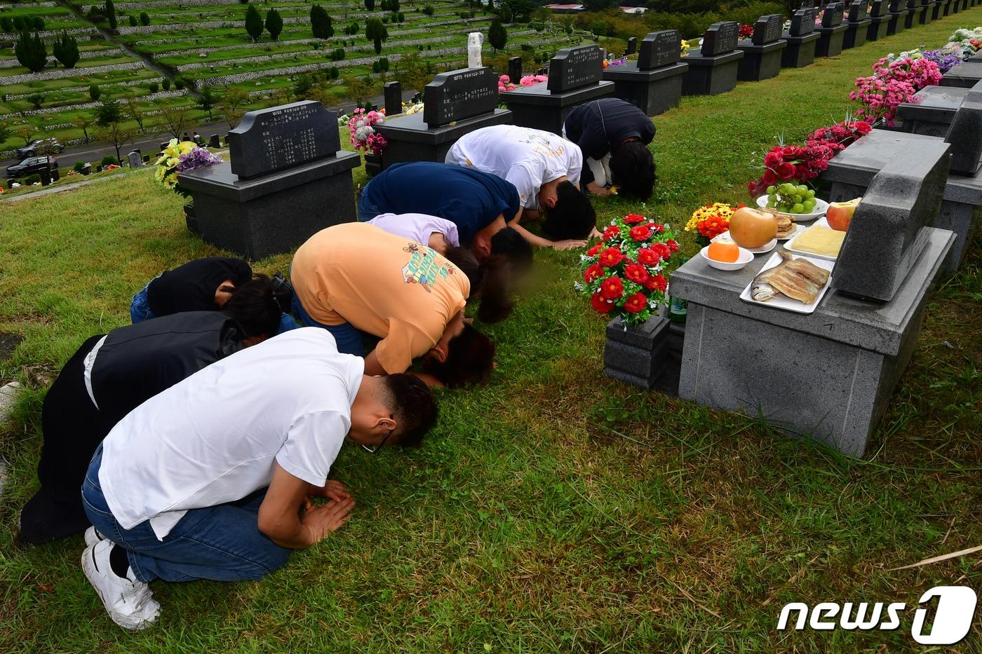 본문 이미지 - 공원묘원을 찾은 한 가족이 추석을 앞두고 이른 성묘를 하고 있다.2023.9.17/뉴스1 ⓒ News1 최창호 기자