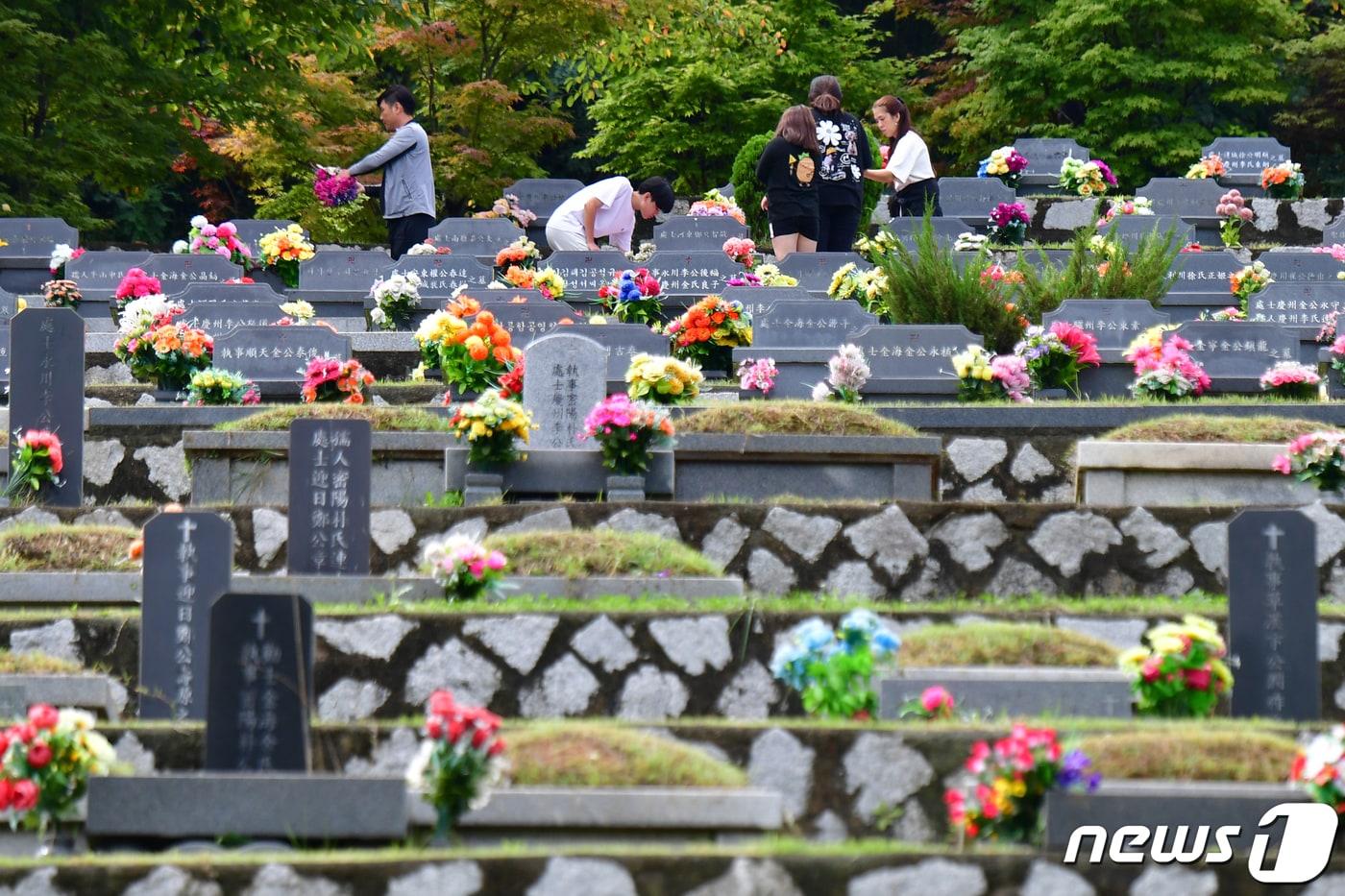 본문 이미지 - 17일 경북 경주시 강동면 경주공원묘원을 찾은 한 가족이 추석을 앞두고 이른 성묘를 하고 있다.2023.9.17/뉴스1 ⓒ News1 최창호 기자