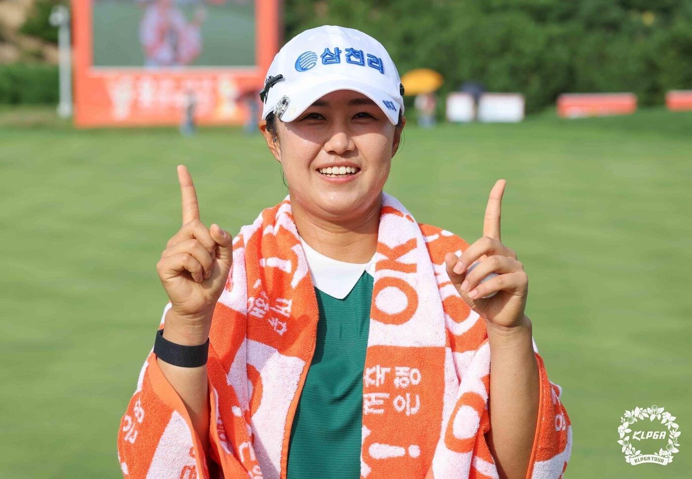 본문 이미지 - 마다솜(24·삼천리)이 17일 열린 KLPGA OK금융그룹 읏맨 오픈에서 우승한 뒤 기뻐하고 있다. (KLPGA 제공)