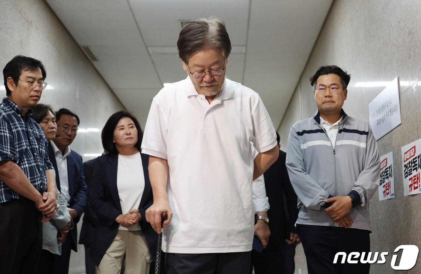 단식 18일차인 이재명 더불어민주당 대표가 17일 저녁 서울 여의도 국회에서 단식농성장인 당 대표실로 향하고 있다. (공동취재) 2023.9.17/뉴스1 ⓒ News1 송원영 기자