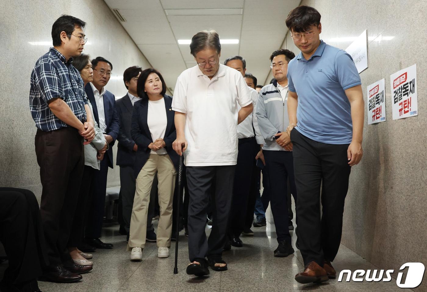 본문 이미지 - 단식 18일차인 이재명 더불어민주당 대표가 17일 저녁 서울 여의도 국회 당 대표실로 향하고 있다. (공동취재) 2023.9.17/뉴스1 ⓒ News1 송원영 기자